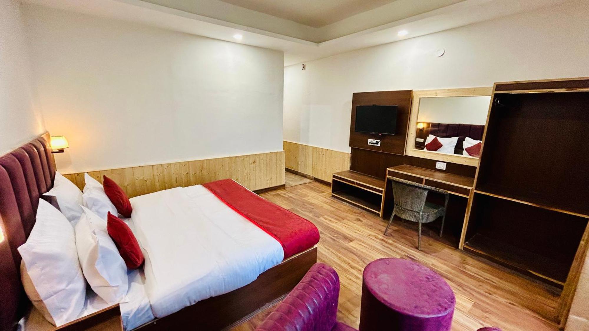Hotel Ocean & Meadows Open Terrace ! Mall Road ! 4*
