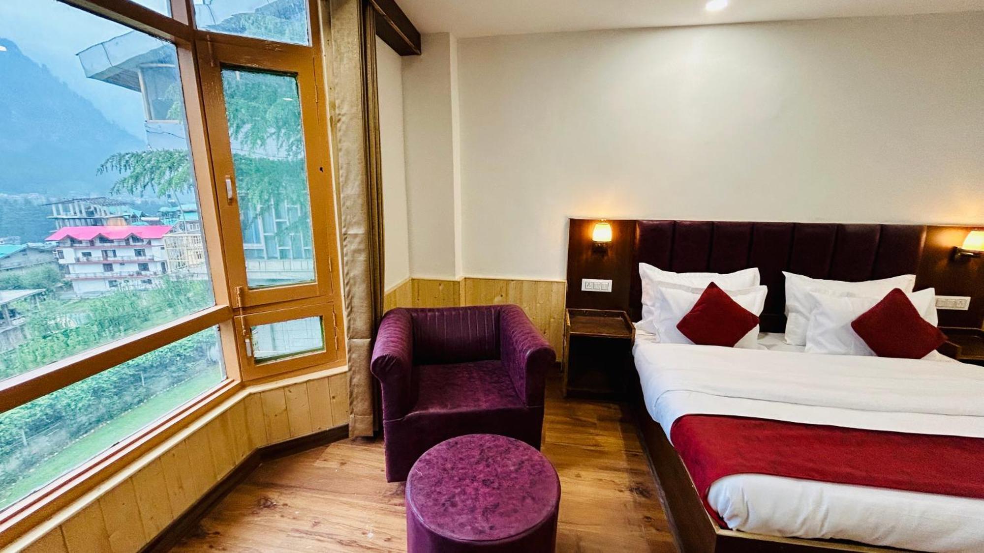 Ocean & Meadows Open Terrace ! Mall Road ! Hotel Manali (Himachal Pradesh)