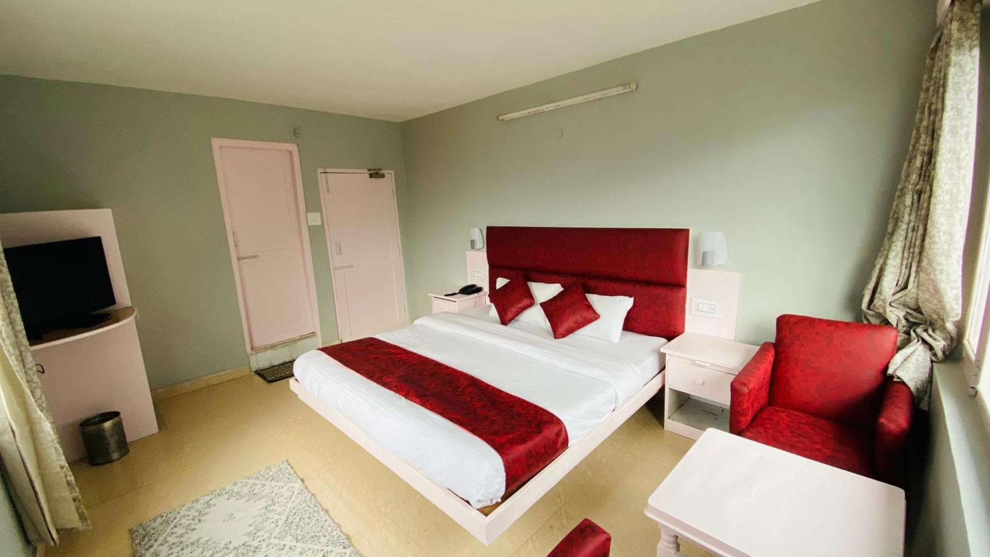 Ocean & Meadows Open Terrace ! Mall Road ! 4*